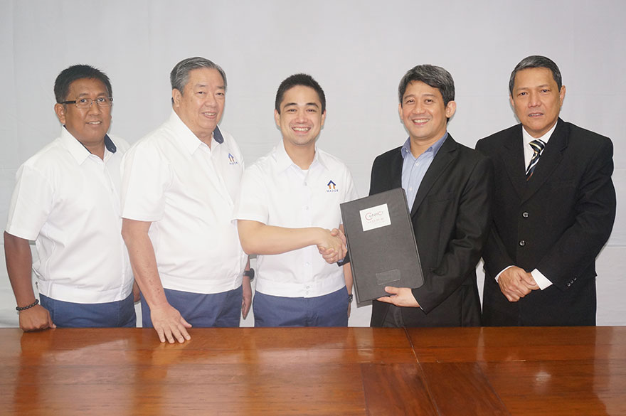 Shown sealing the strategic partnership are Quinto Oreta (3rd from left) and Ariel Fermin (4th from left). Also in photo are (L-­R): Gilberto Garcia, Major Homes executive vice president; and Raul Alvarez, PLDT VP and head of HOME marketing support